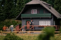 Faller Schwarzwaldhaus mit Figur Jubiläumsmodell H0 2