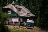 Faller Schwarzwaldhaus mit Figur Jubiläumsmodell H0 3