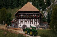 Faller Schwarzwaldhof mit 2 Figuren Jubiläumsmodell N 2